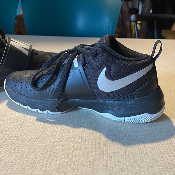 Nike basketball shoes size 4.5 youth - Picture 5 of 8